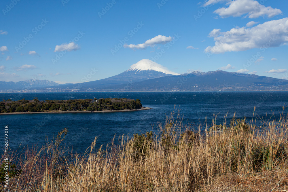 静冈县伊豆市冬季富士山和日本海