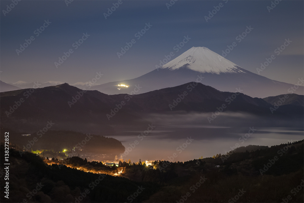 富士山和阿势湖在夜间，以富士山为背景的湖是哈的象征