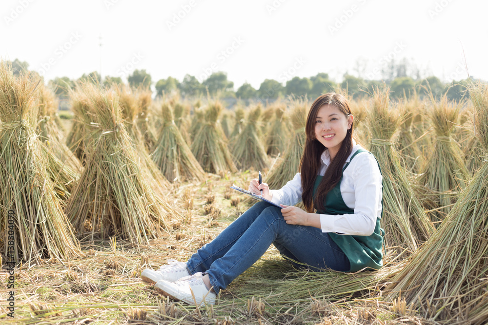 金色麦田里的年轻亚洲女人