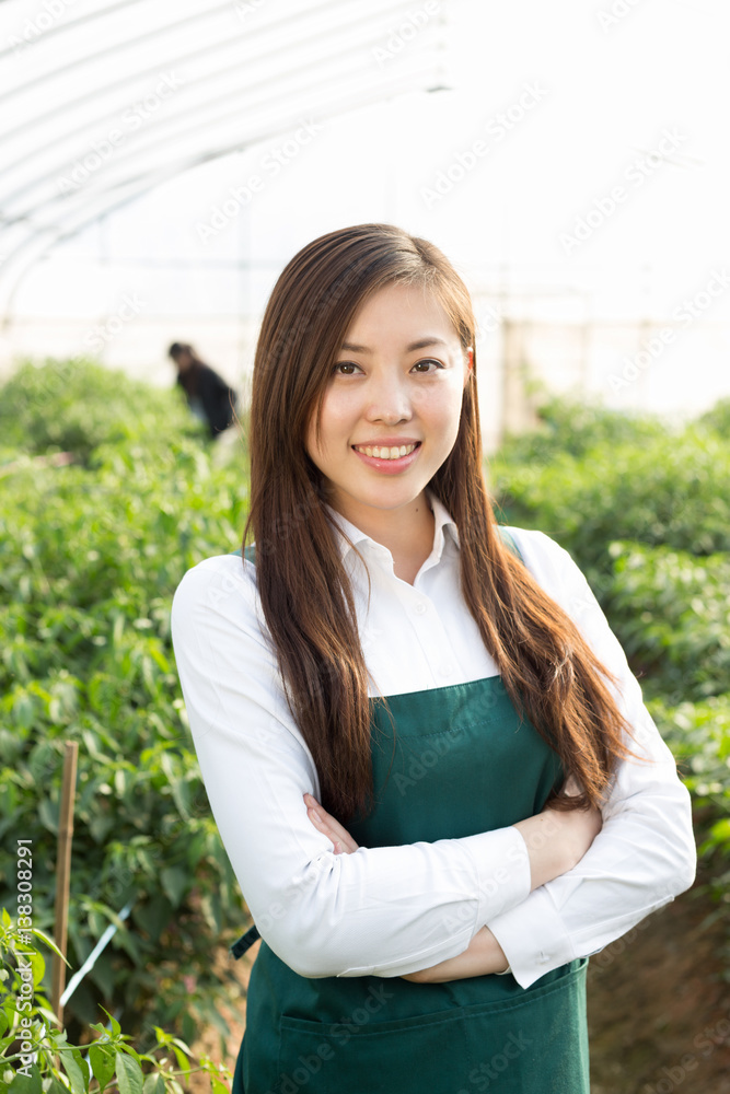 在温室工作的年轻亚洲女性