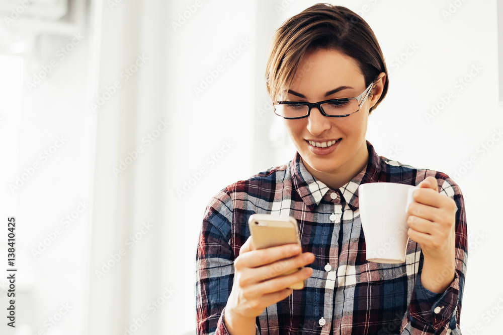 女孩在家发信息和喝咖啡