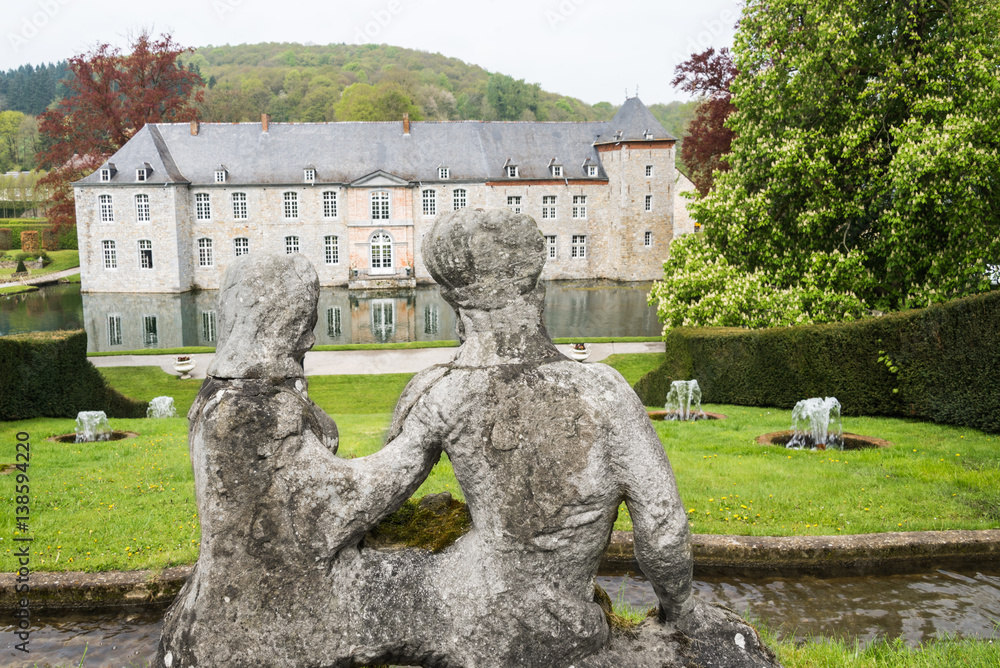 Statue damoureux contemplant le château dAnnevoie. Chemin de promenade et de détente. Magnifique f