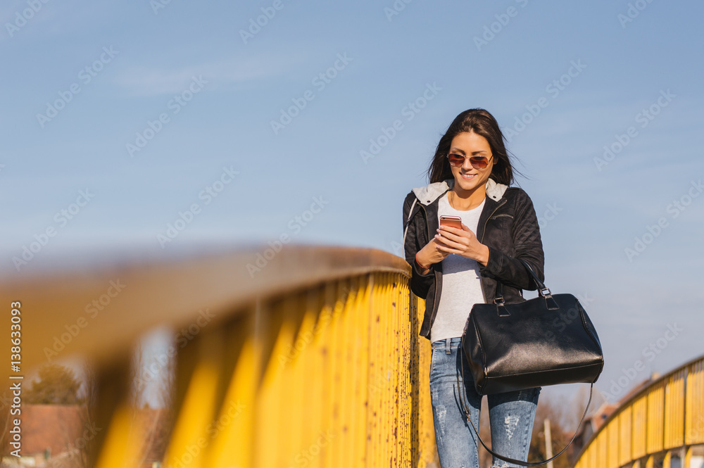 快乐的高加索女人用手机上网