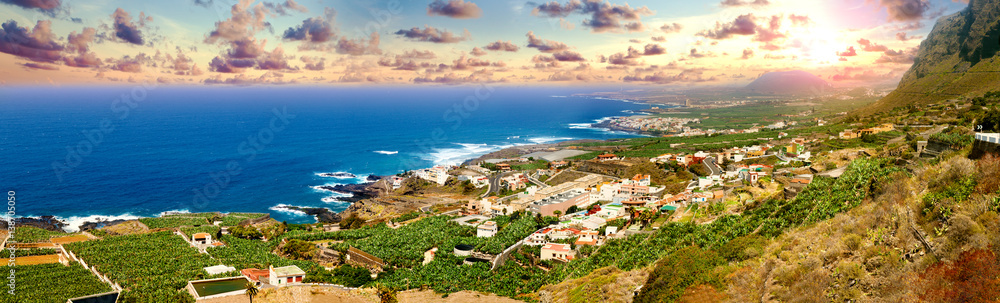 Sitios de interes y turismo en las Islas Canarias. Playas de España. Puesta de sol en pueblo de cost