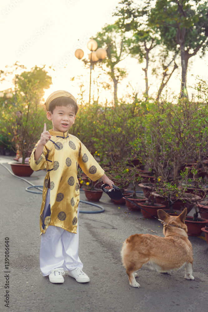 快乐的孩子在Ochna Integerrima（Hoa Mai）花园里穿着传统服装（ao-dai）玩得很开心
1410493846,覆盆子