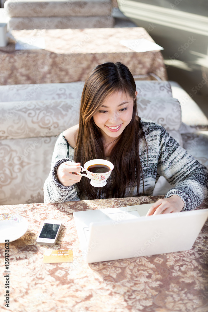 年轻漂亮女人坐在咖啡馆里