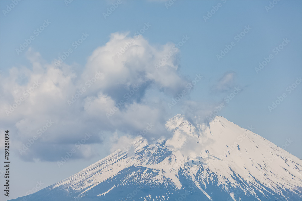 春天的富士山顶有云