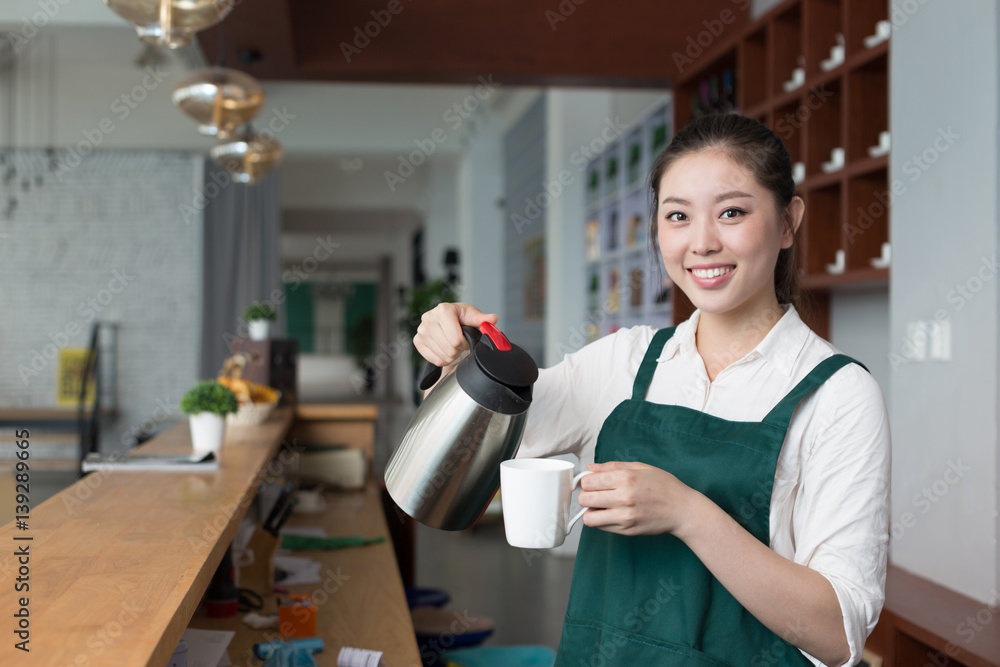 年轻漂亮女人在咖啡馆工作