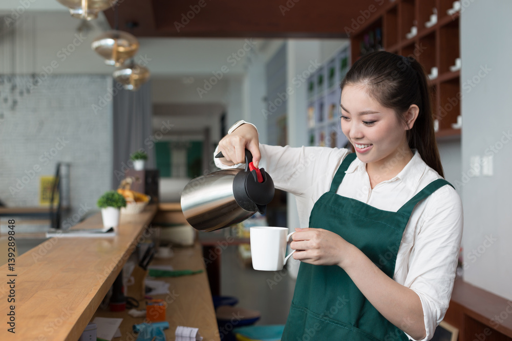 年轻漂亮女人在咖啡馆工作