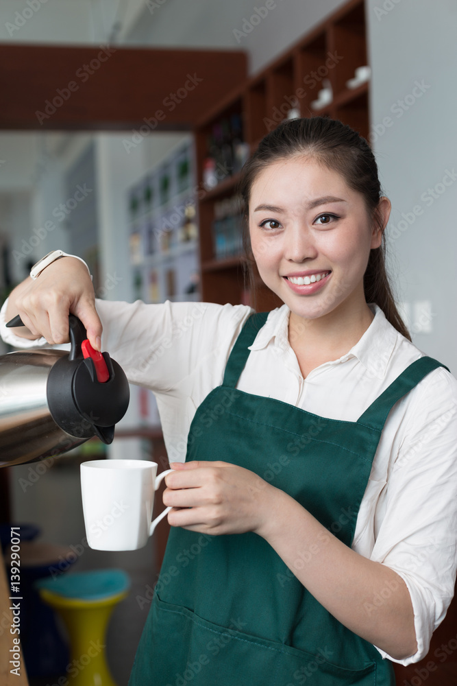 年轻漂亮女人在咖啡馆工作