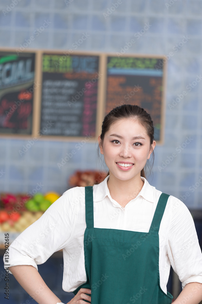 年轻漂亮女人在水果店工作