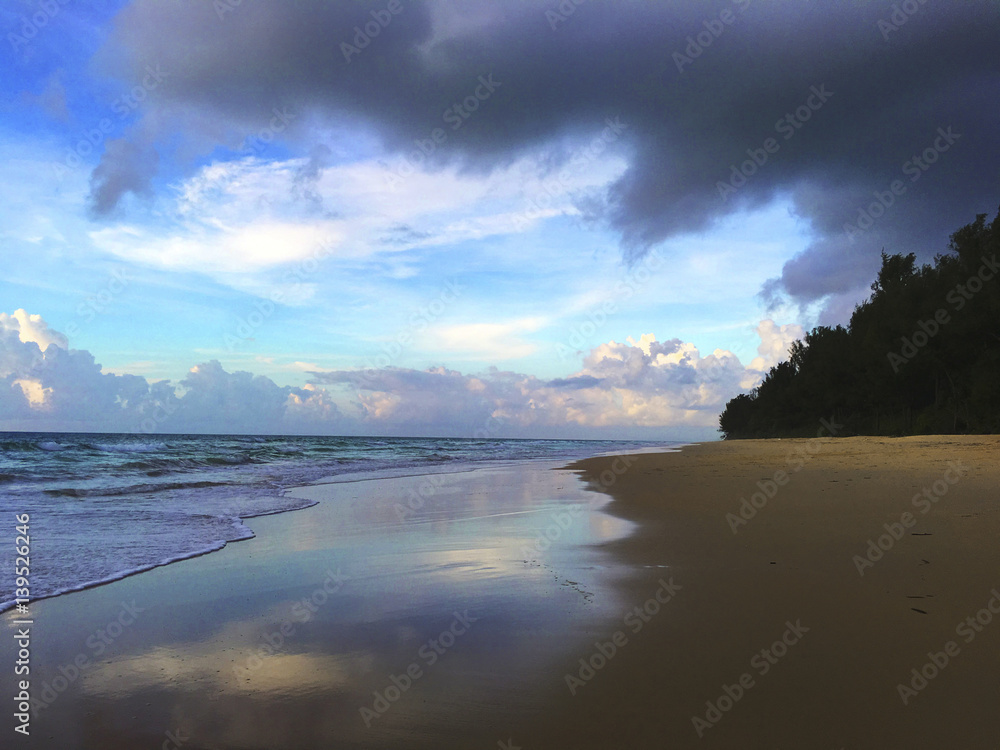 海滩海岸线云海滨概念