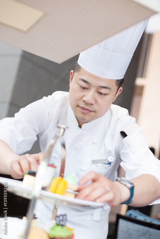 年轻人切夫做食物