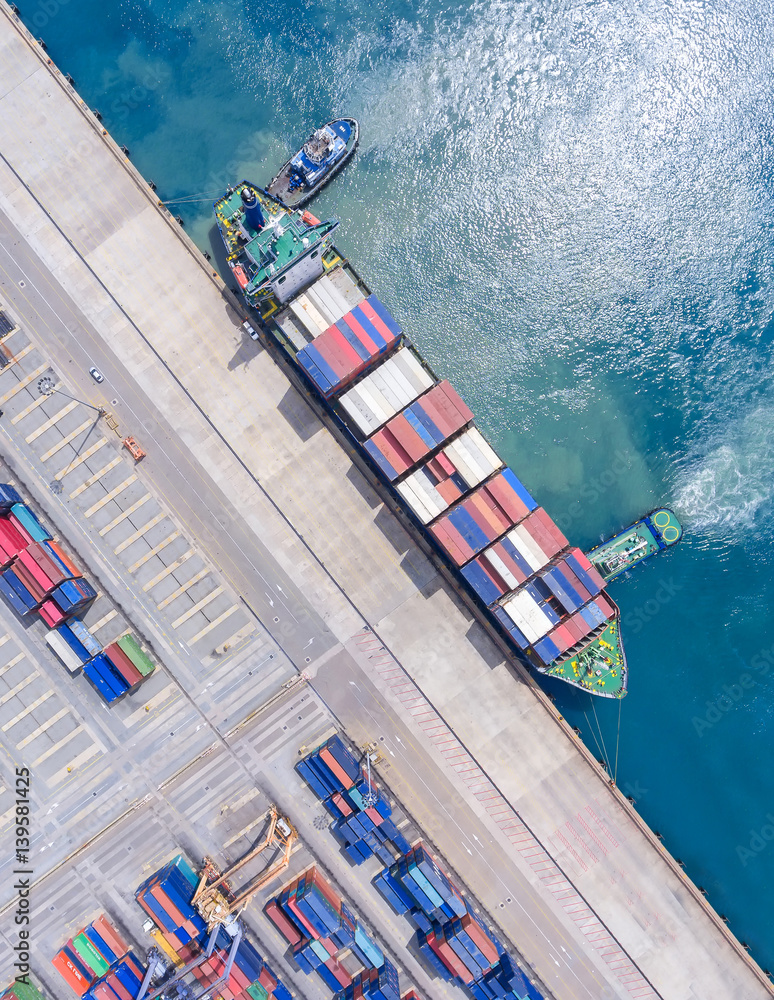 进出口和商业物流中的集装箱船。通过起重机，贸易港，Shipping.cargo to harbo