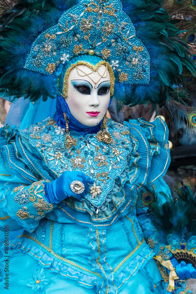 Masques de venise et costumes de carnaval. Ton bleu et blanc. Masque blanc et doré. Regard triste