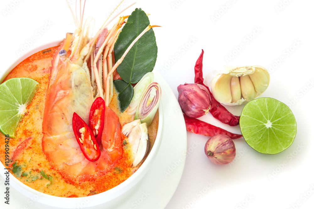 近距离亚洲麻辣汤配白碗虾，著名泰国美食Tom Yum Kung