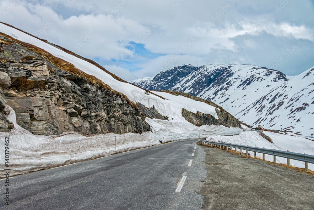 通往挪威盖兰格峡湾的63号公路，有雪山。