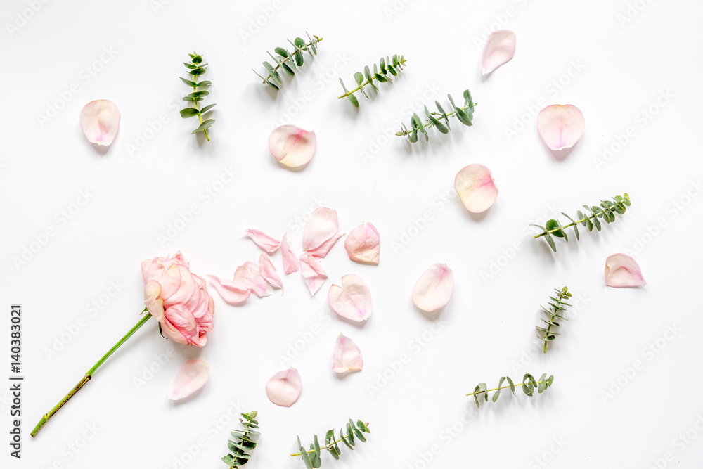 带花和香草的女士餐桌俯视图白色背景图案