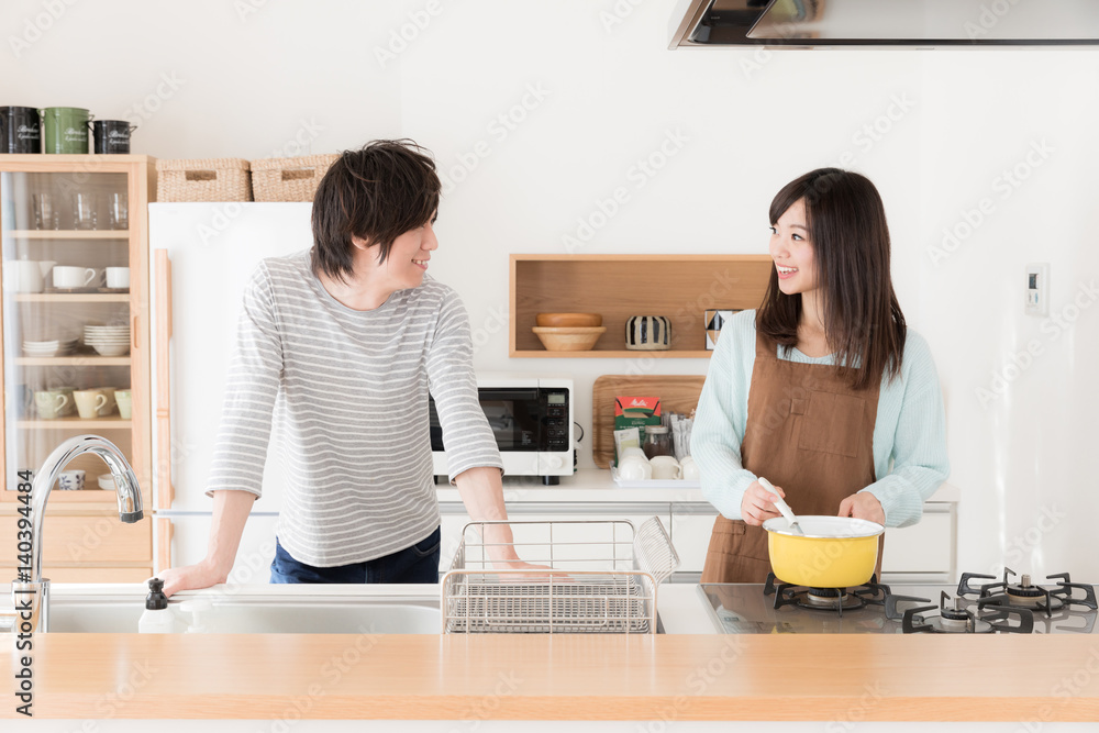 年轻的亚洲夫妇在厨房做饭