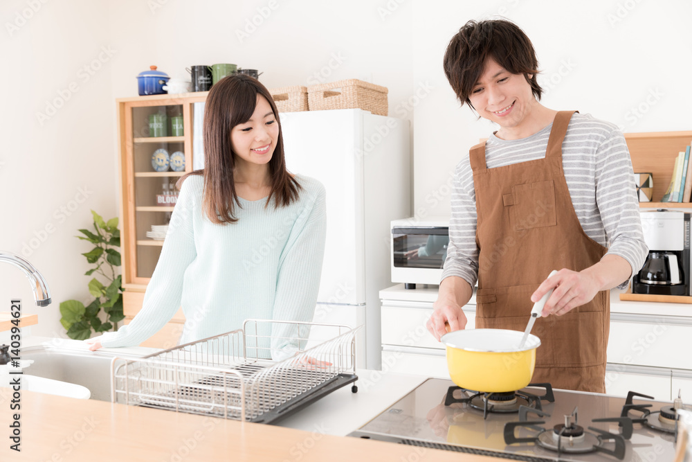 年轻的亚洲夫妇在厨房做饭