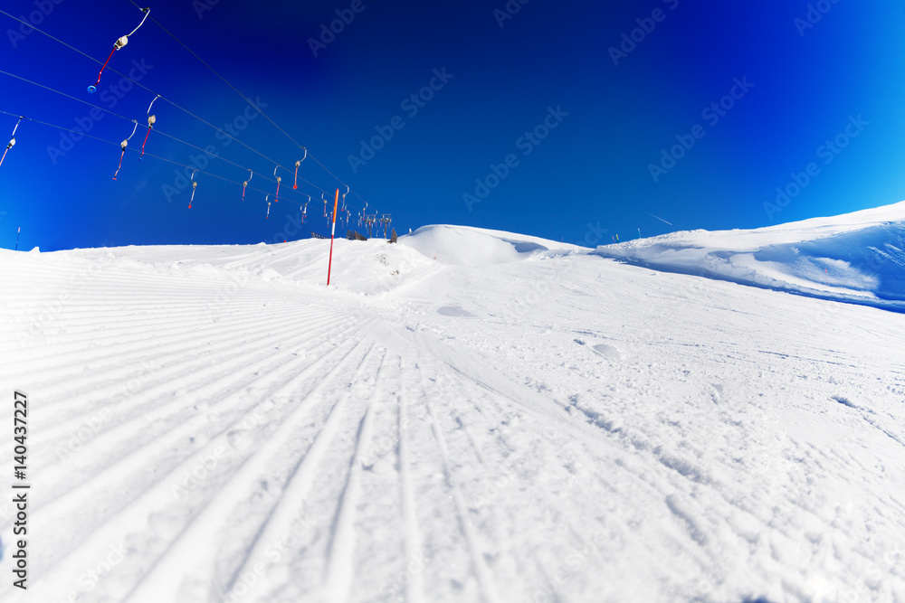 滑雪场积雪上的雪猫足迹