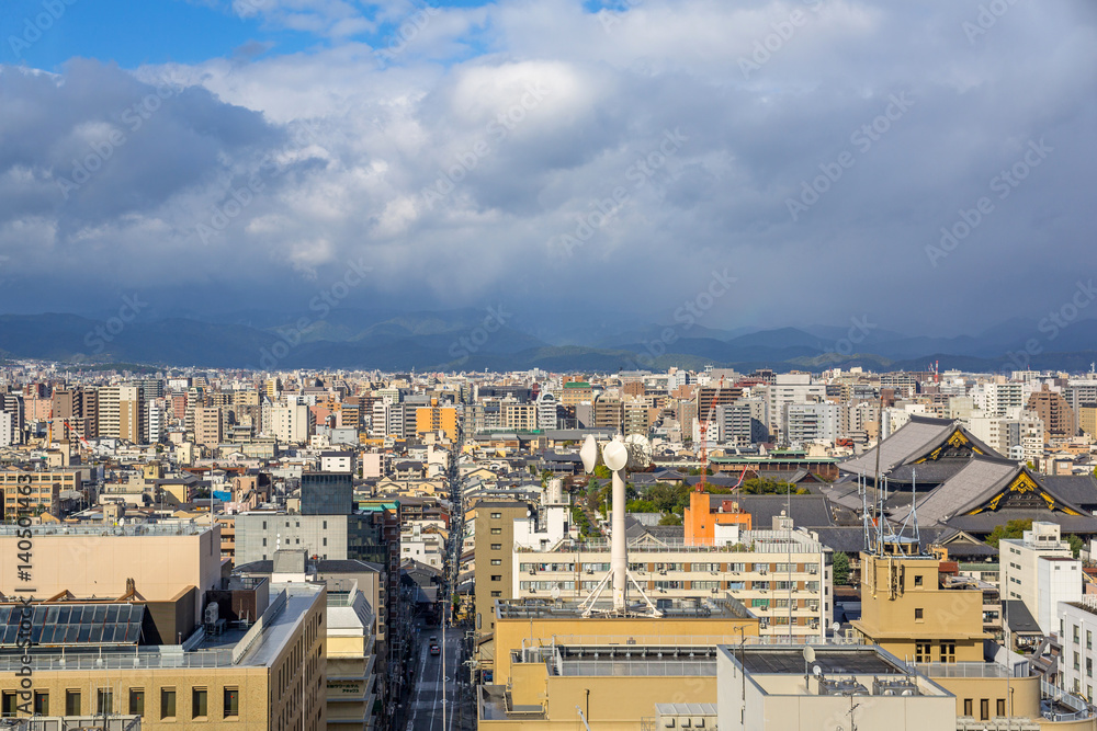 日本京都市中心阴天的城市景观。