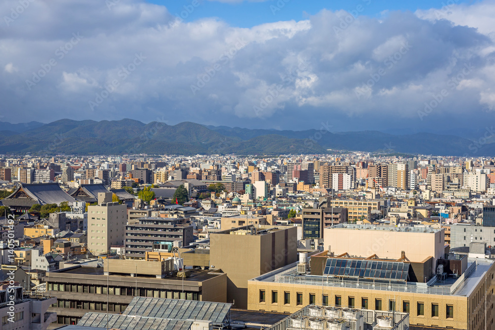 日本，阴天京都市中心的城市景观。