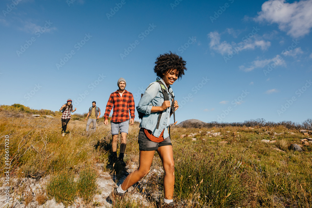 一群年轻人徒步旅行