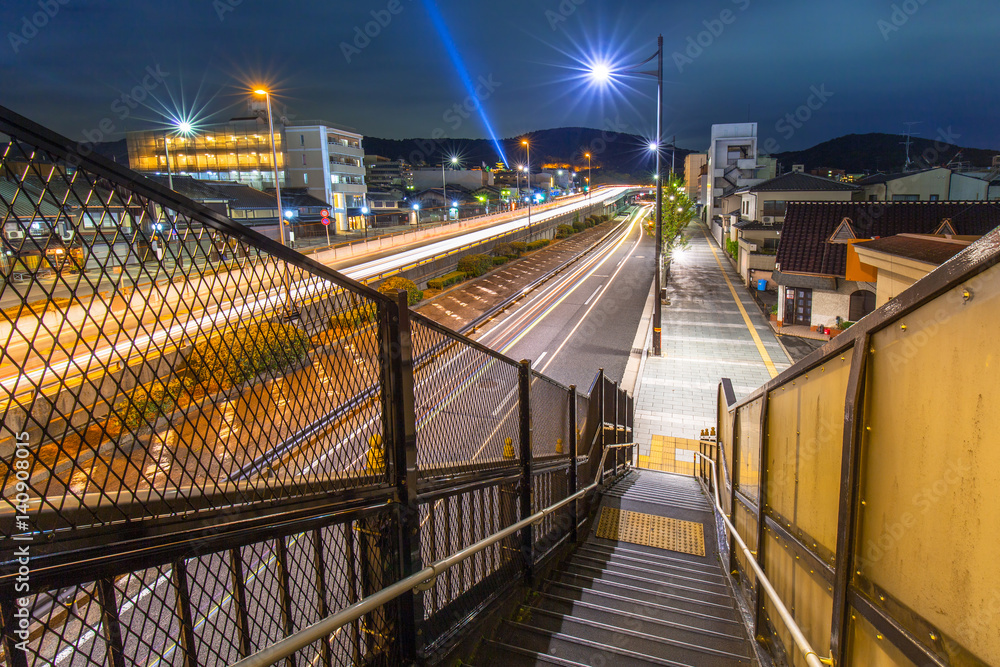 日本京都市夜晚街道上的红绿灯