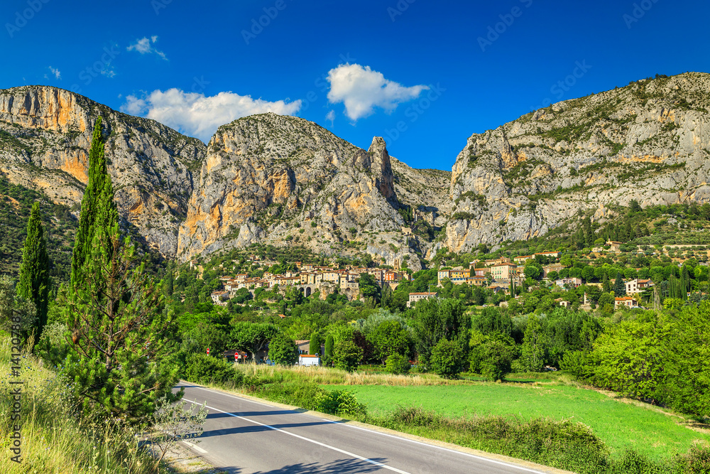 欧洲普罗旺斯地区著名的Moustiers Sainte-Marie村