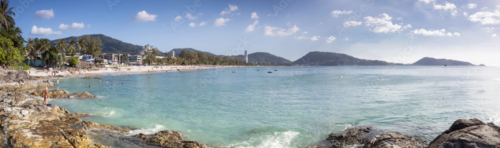 全景图泰国普吉岛芭东海滩，旅游季节的美丽海滩