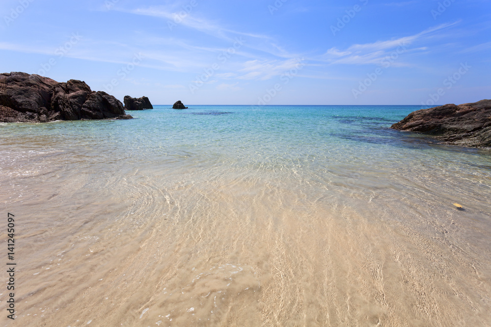 安达曼海面夏季波浪背景，地平线上有云的景观，美丽的自然热带