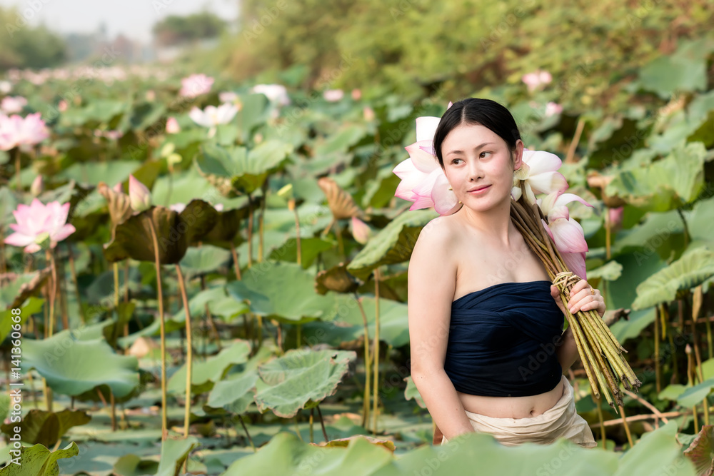 农村妇女的生活。在荷花园