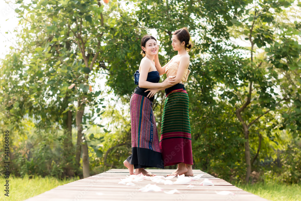 老挝妇女在农村穿传统服饰。