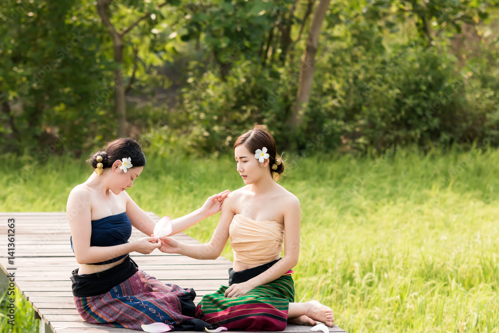 老挝妇女在农村穿传统服饰。