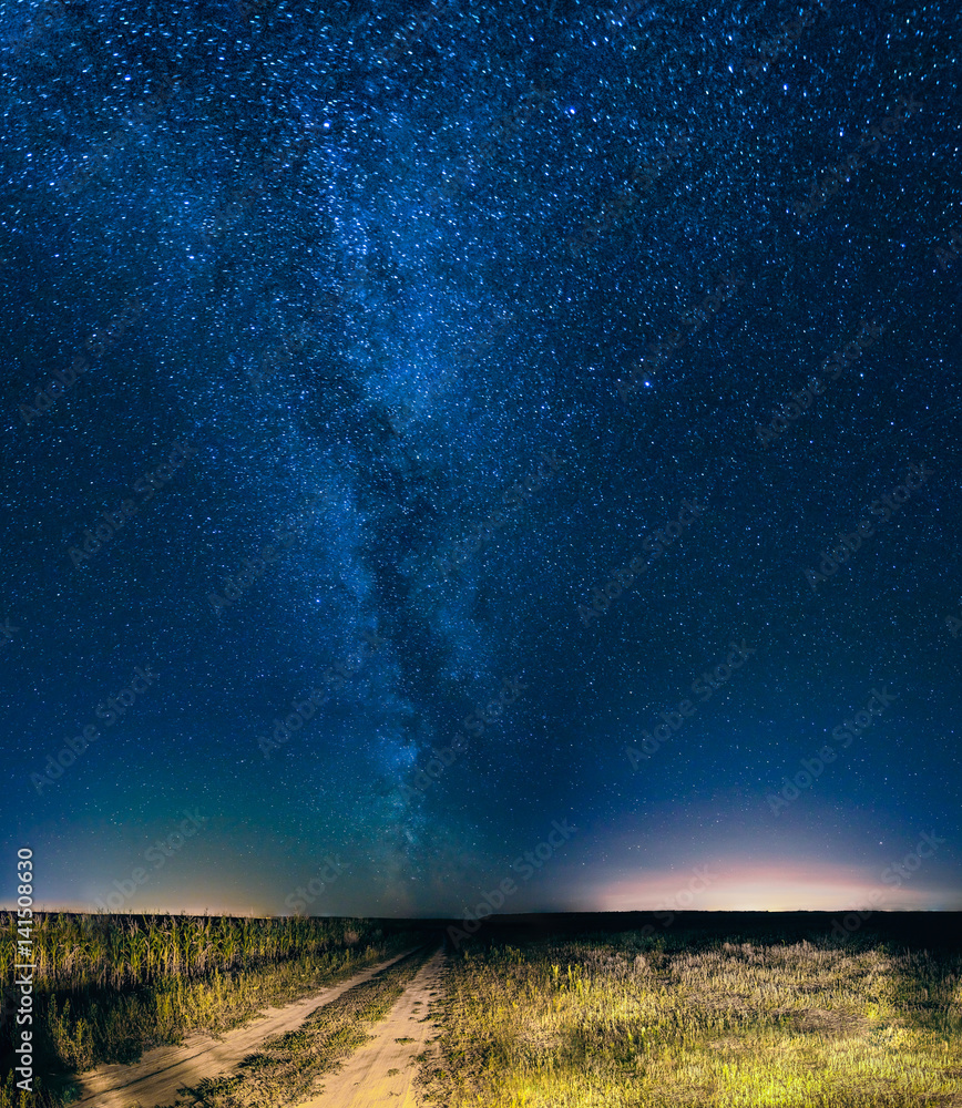 乡间小路和绿地上的夜空