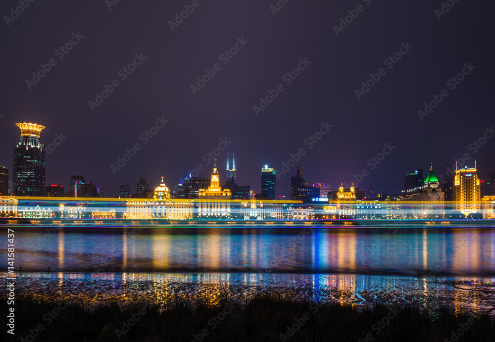 黄浦江上的游船夜景，以黄浦江北部的天际线为背景