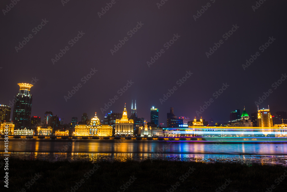 黄浦江上的游船夜景，以黄浦江北部的天际线为背景