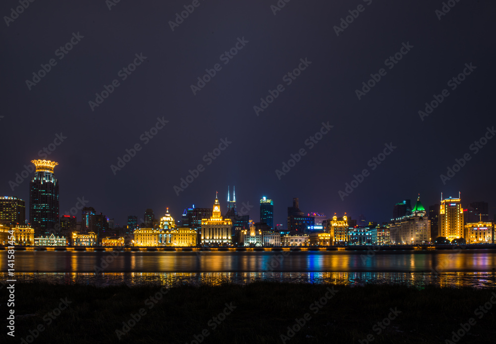 黄浦江上的游船夜景，以黄浦江北部的天际线为背景