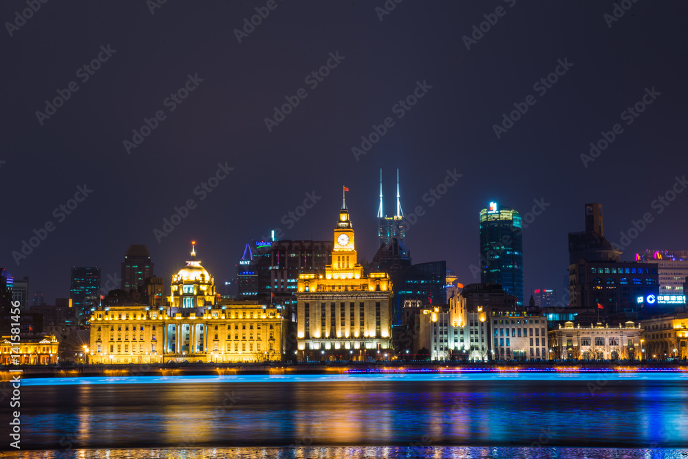 黄浦江上的游船夜景，以黄浦江北部的天际线为背景