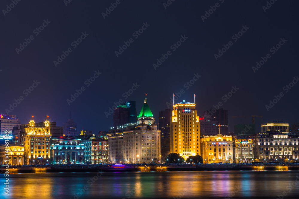 黄浦江上的游船夜景，以黄浦江北部的天际线为背景