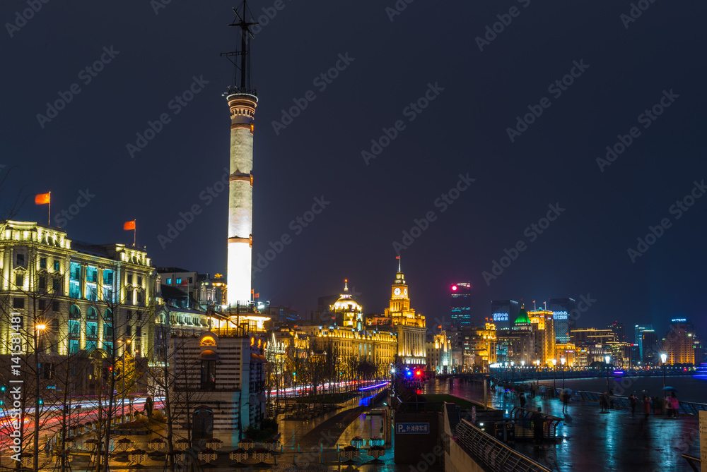 黄浦江上内河船的夜景和作为背景的北部天际线