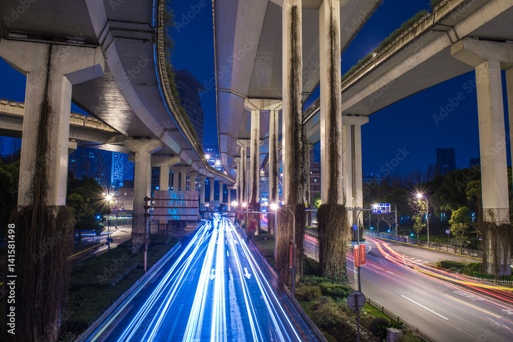 中国上海一座高速公路立交桥的夜景。