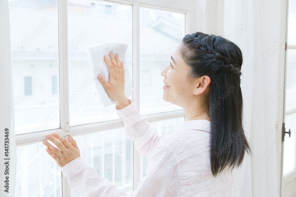 女性　窓拭き