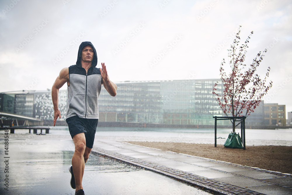 雨天慢跑的男人