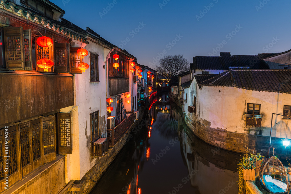 江苏省苏州市山塘水乡夜晚点亮的传统河畔老房子