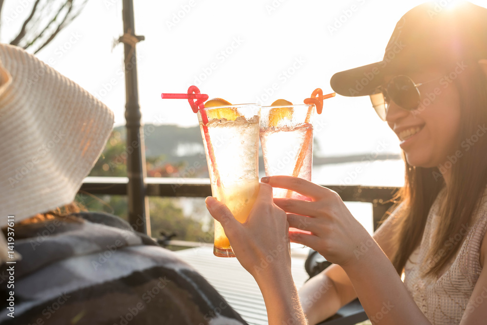 一群女人在日落时一起举杯庆祝非酒精饮料