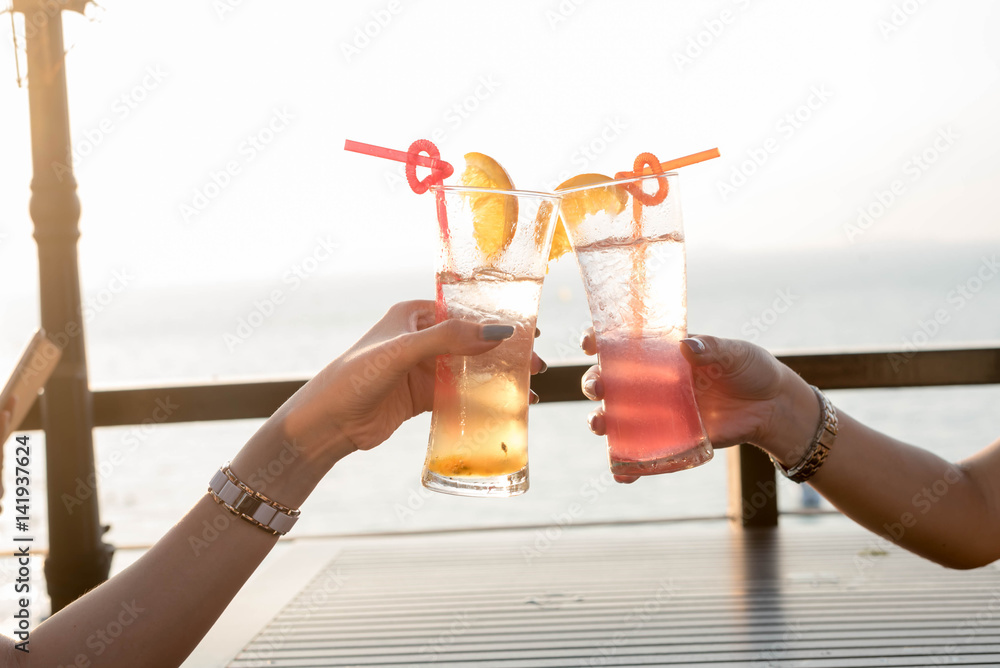 一群女人在日落时一起举杯庆祝非酒精饮料