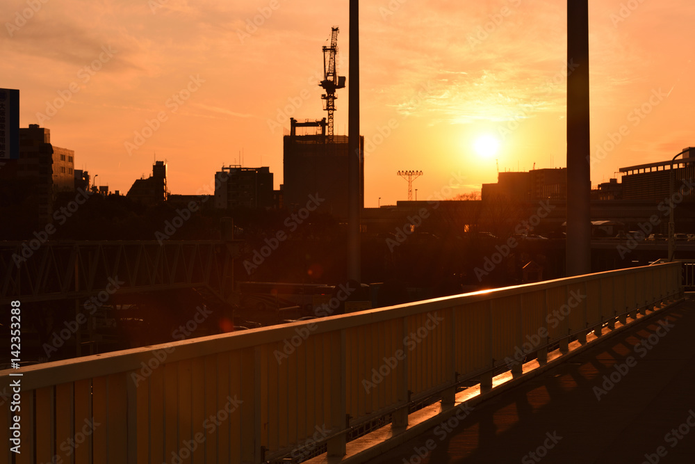 夕暮れの歩道橋