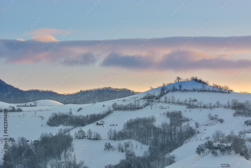 美丽的冬季山脉景观，在寒冷的冬日里雪花飘落。喀尔巴阡山的野生山脉。